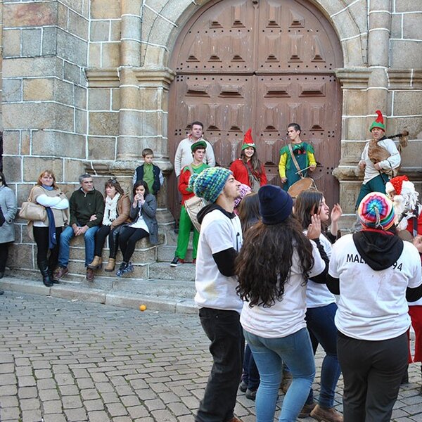 pessoas reunidas vila madeiro
