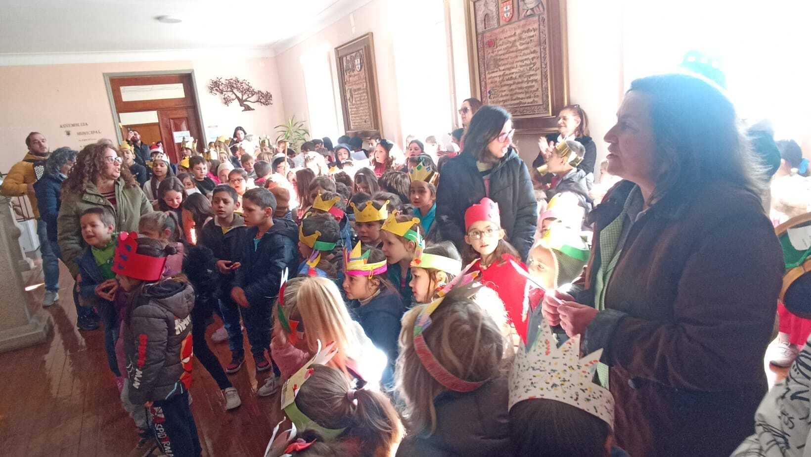 Alunos da EB cantam as Janeiras nos Paços do Concelho