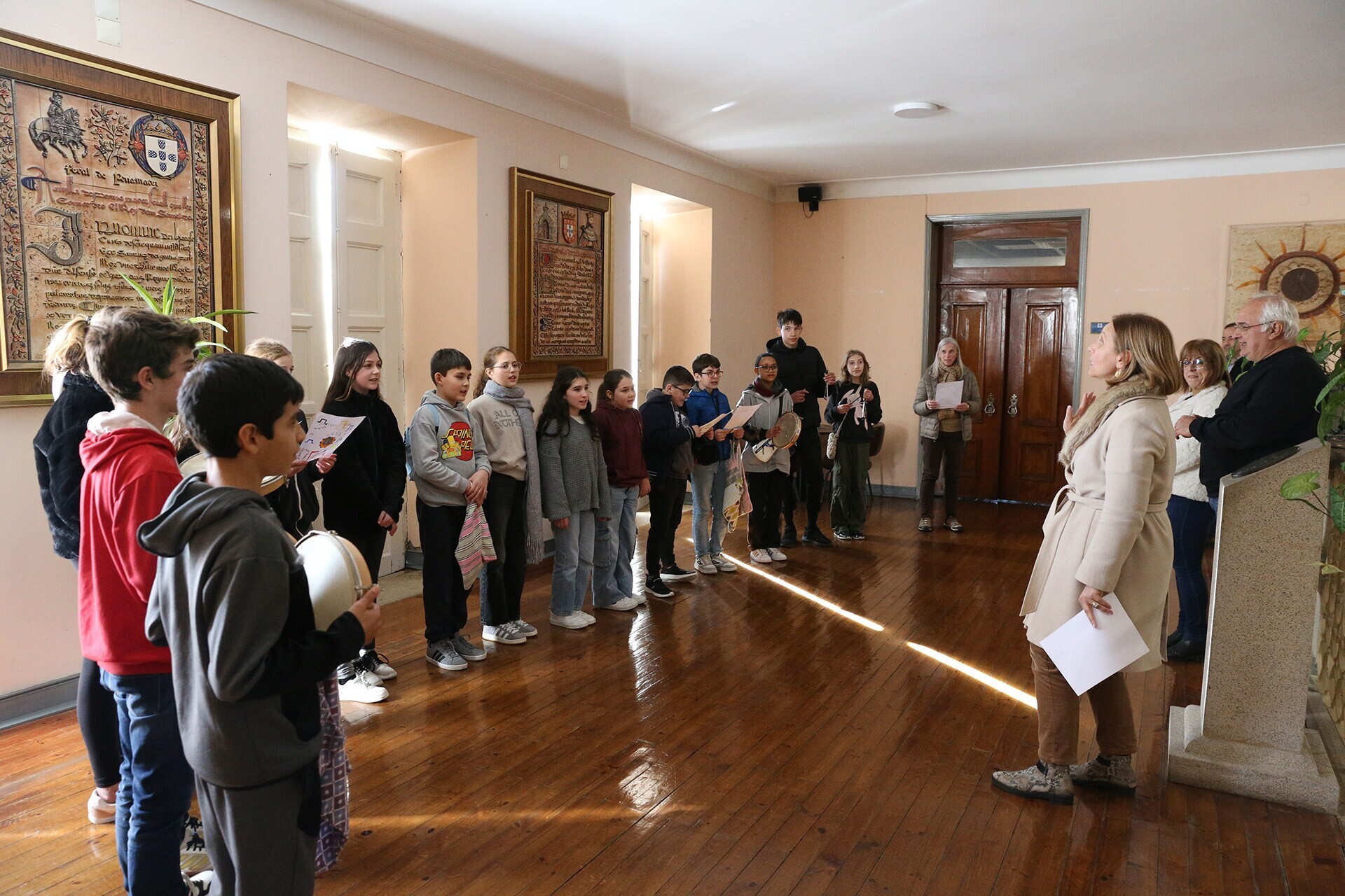 Crianças cantam Janeiras nos Paços do Concelho